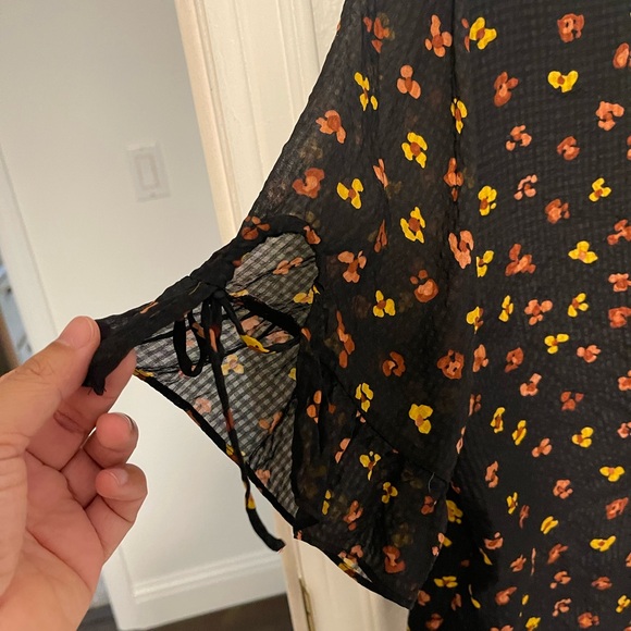 Madewell Silk Daylight Tie-Sleeve Top Blouse in Feline Floral, Size 12 - Picture 3 of 7